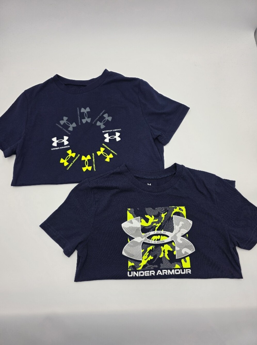 Under Armour boys' short-sleeved logo tee bundle size S